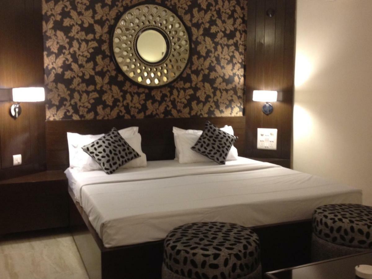 Palm Village Resort Kolkata Bagian luar foto