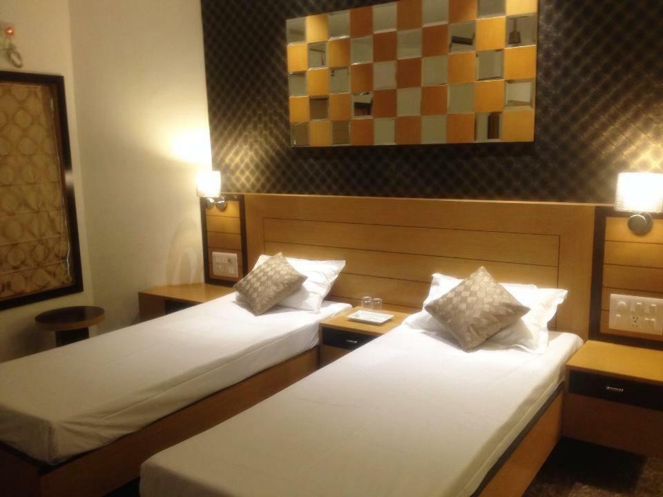 Palm Village Resort Kolkata Bagian luar foto