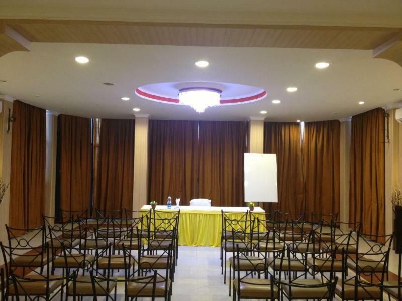 Palm Village Resort Kolkata Bagian luar foto