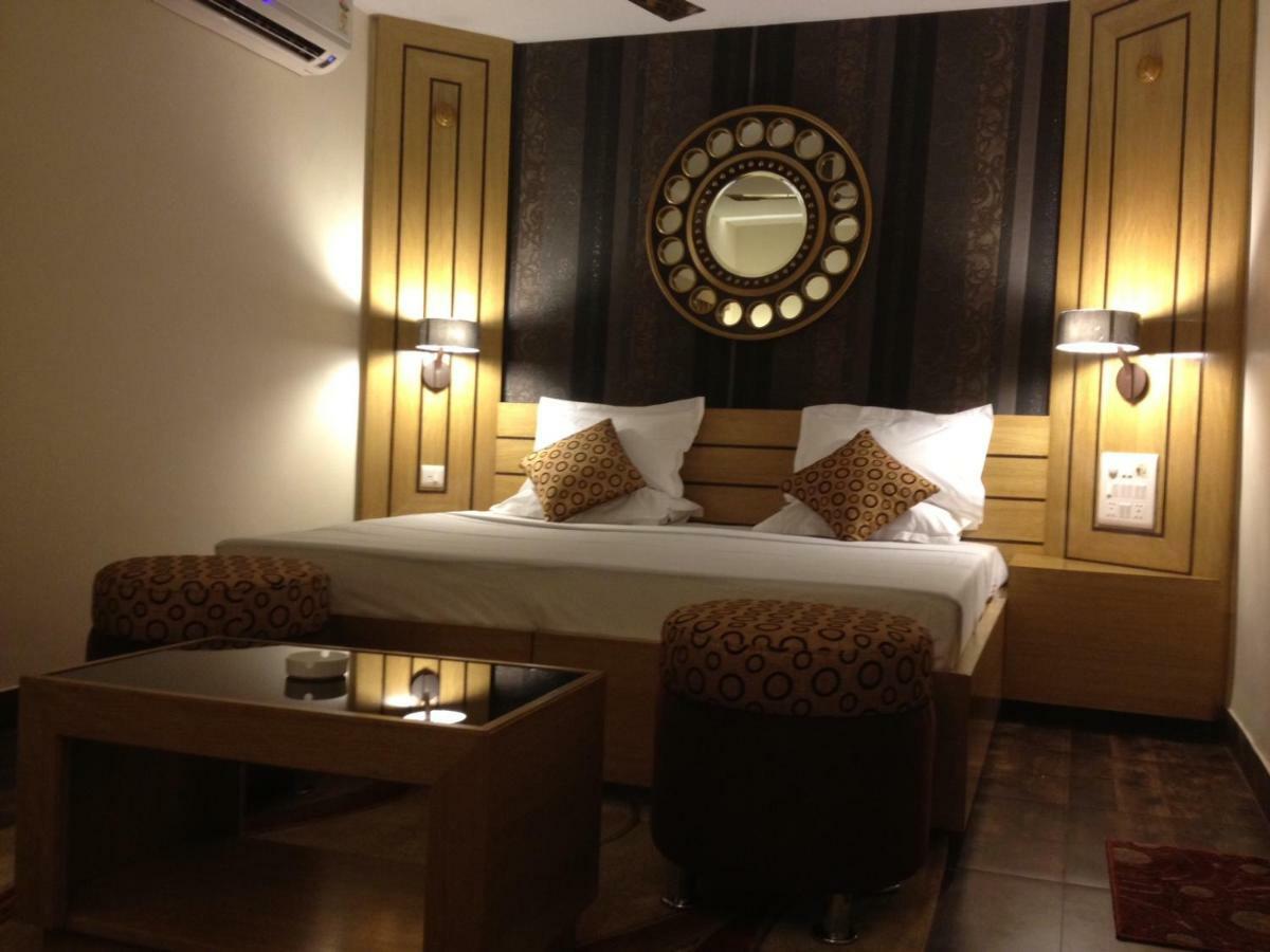 Palm Village Resort Kolkata Bagian luar foto